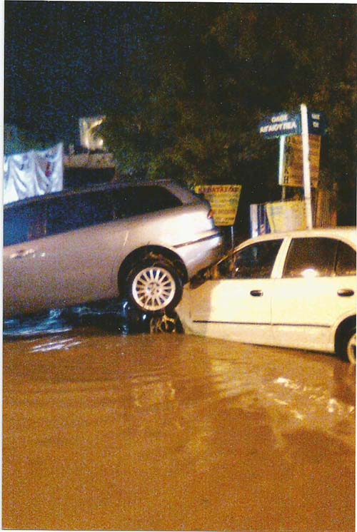 Το αυτοκίνητο του κ. Ιωάννου παρασύρθηκε από τα νερά και κατέληξε πάνω σε ένα άλλο όχημα