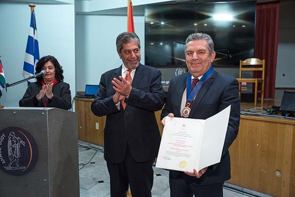 Μετάλλιο αξίας και διάκρισης στο δήμαρχο Ιλίου Νίκο Ζενέτο από τον Παλαιστίνιο πρόεδρο Μαχμούντ Αμπάς