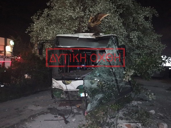 Τραγικό τροχαίο απόψε στις Αχαρνές με ένα νεκρός και 2 τραυματίες από σύγκρουση λεωφορείου με ΙΧ (φωτό)