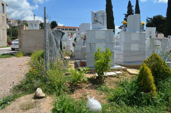 Σε κοινή θέα οι τάφοι στη νεκροταφείο της δημοτικής ενότητας Φυλής 