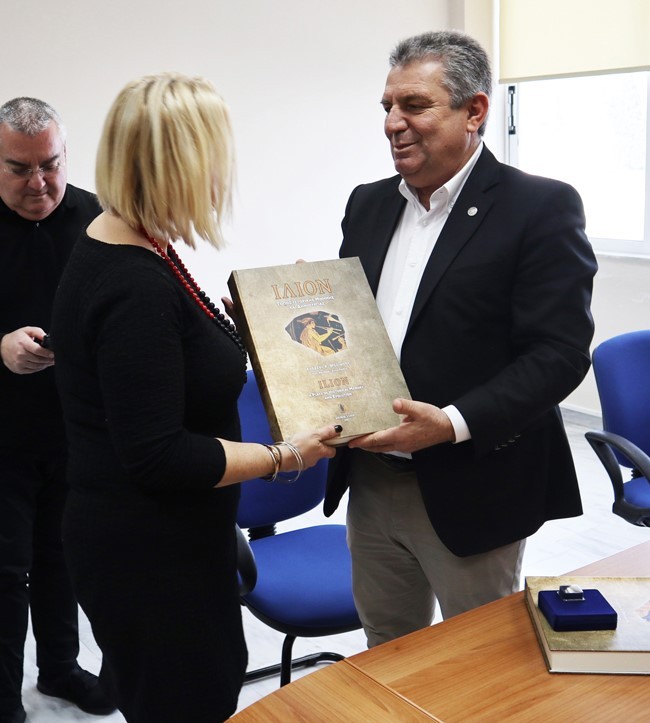 Λευκώματα και αναμνηστικά δώρα δόθηκαν από τον Δήμο Ιλίου στους Αντιπρυτάνεις και Κοσμήτορες του Πανεπιστημίου