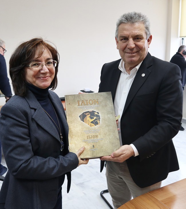 Λευκώματα και αναμνηστικά δώρα δόθηκαν από τον Δήμο Ιλίου στους Αντιπρυτάνεις και Κοσμήτορες του Πανεπιστημίου