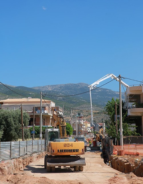 Σε τροχιά υλοποίησης μπήκε, ύστερα από πολλά χρόνια, το ζωτικής σημασίας αντιπλημμυρικό έργο του Δήμου Φυλής, με την κατασκευή αγωγών ομβρίων και φρεατίων υδροσυλλογής, το οποίο θα εξασφαλίσει την αντιπλημμυρική θωράκιση της Λίμνης Άνω Λιοσίων και της περιοχής που περικλείουν οι οδοί Πηνειού, Ευαγγελιστρίας και Αιγαίου Πελάγους.