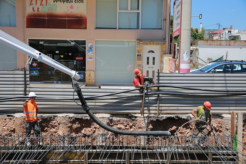 Σε τροχιά υλοποίησης μπήκε, ύστερα από πολλά χρόνια, το ζωτικής σημασίας αντιπλημμυρικό έργο του Δήμου Φυλής, με την κατασκευή αγωγών ομβρίων και φρεατίων υδροσυλλογής, το οποίο θα εξασφαλίσει την αντιπλημμυρική θωράκιση της Λίμνης Άνω Λιοσίων και της περιοχής που περικλείουν οι οδοί Πηνειού, Ευαγγελιστρίας και Αιγαίου Πελάγους.