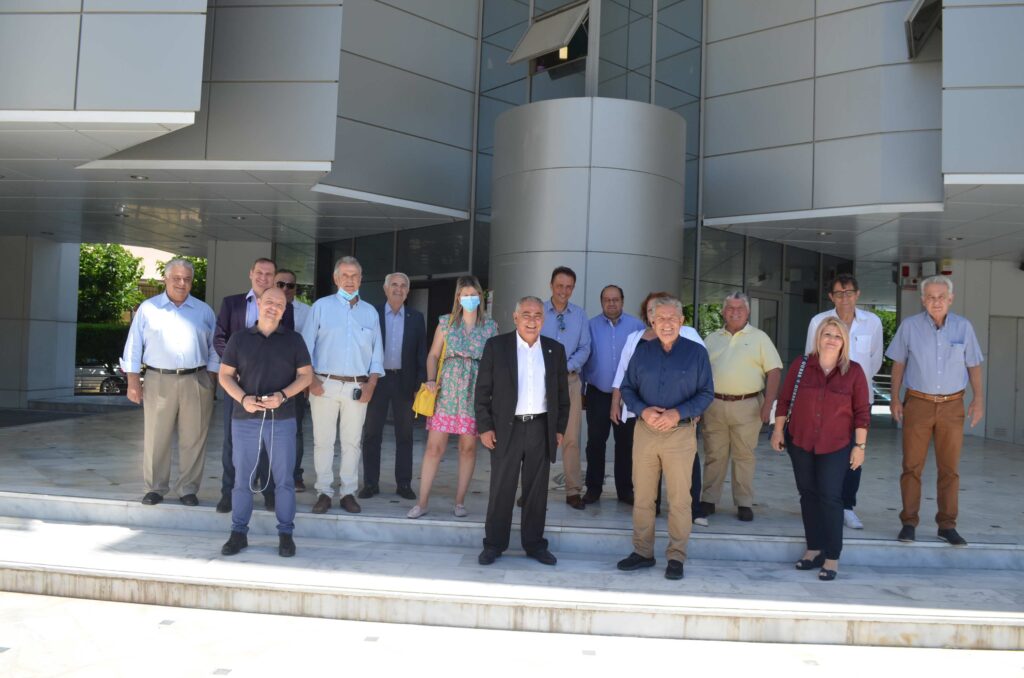 Δωρεάν υγειονομικό υλικό στα καταστήματα του εμπορικού κέντρου στο Ίλιον, σε μια συμβολική κίνηση με αφορμή την επανεκκίνηση της αγοράς, διένειμαν ο Δήμαρχος Ιλίου Νίκος Ζενέτος, ο πρόεδρος του Επαγγελματικού Επιμελητηρίου Αθήνας Γιάννης Χατζηθεοδοσίου και ο Εμπορικός Σύλλογος Ιλίου.