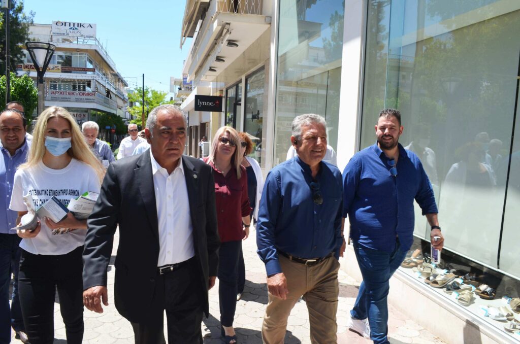 Δωρεάν υγειονομικό υλικό στα καταστήματα του εμπορικού κέντρου στο Ίλιον, σε μια συμβολική κίνηση με αφορμή την επανεκκίνηση της αγοράς, διένειμαν ο Δήμαρχος Ιλίου Νίκος Ζενέτος, ο πρόεδρος του Επαγγελματικού Επιμελητηρίου Αθήνας Γιάννης Χατζηθεοδοσίου και ο Εμπορικός Σύλλογος Ιλίου.