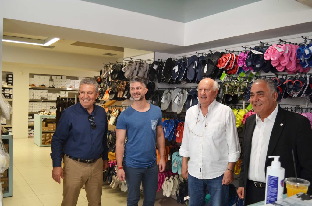 Δωρεάν υγειονομικό υλικό στα καταστήματα του εμπορικού κέντρου στο Ίλιον, σε μια συμβολική κίνηση με αφορμή την επανεκκίνηση της αγοράς, διένειμαν ο Δήμαρχος Ιλίου Νίκος Ζενέτος, ο πρόεδρος του Επαγγελματικού Επιμελητηρίου Αθήνας Γιάννης Χατζηθεοδοσίου και ο Εμπορικός Σύλλογος Ιλίου.