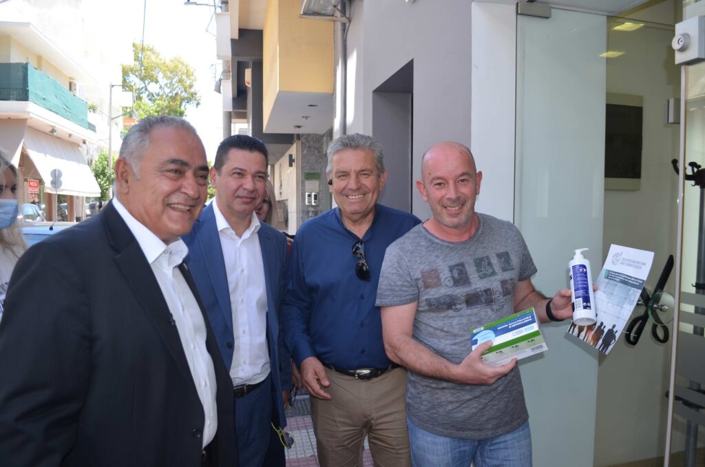 Δωρεάν υγειονομικό υλικό στα καταστήματα του εμπορικού κέντρου στο Ίλιον, σε μια συμβολική κίνηση με αφορμή την επανεκκίνηση της αγοράς, διένειμαν ο Δήμαρχος Ιλίου Νίκος Ζενέτος, ο πρόεδρος του Επαγγελματικού Επιμελητηρίου Αθήνας Γιάννης Χατζηθεοδοσίου και ο Εμπορικός Σύλλογος Ιλίου.