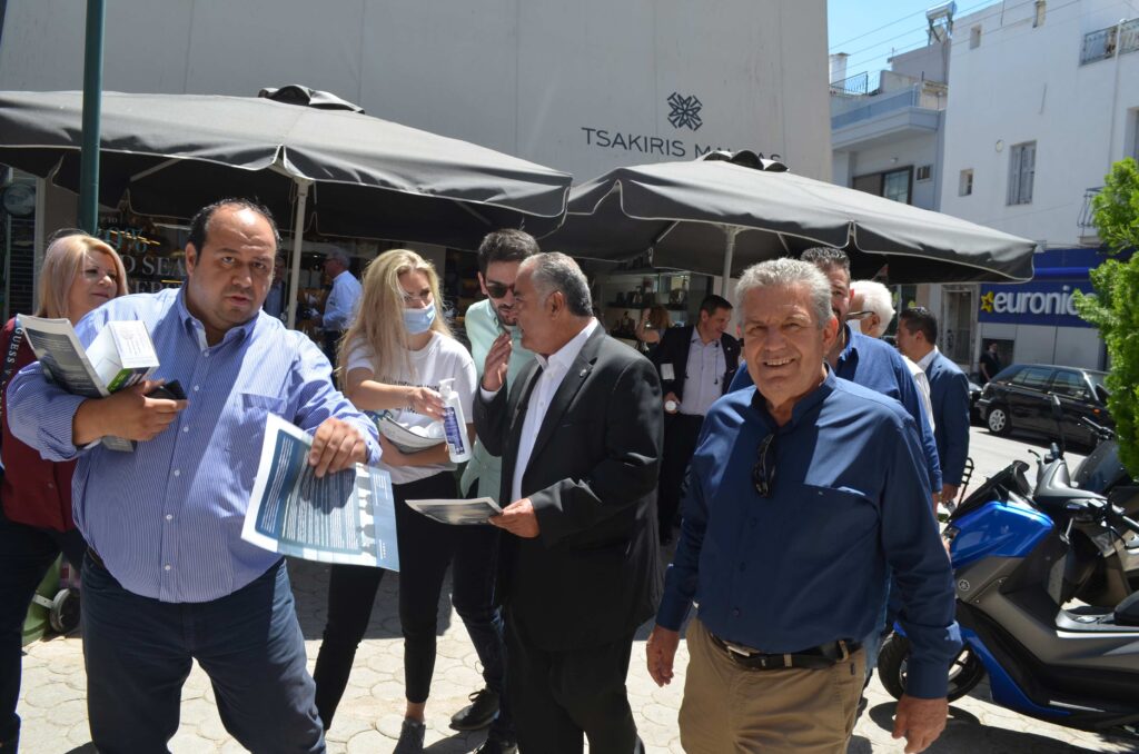 Δωρεάν υγειονομικό υλικό στα καταστήματα του εμπορικού κέντρου στο Ίλιον, σε μια συμβολική κίνηση με αφορμή την επανεκκίνηση της αγοράς, διένειμαν ο Δήμαρχος Ιλίου Νίκος Ζενέτος, ο πρόεδρος του Επαγγελματικού Επιμελητηρίου Αθήνας Γιάννης Χατζηθεοδοσίου και ο Εμπορικός Σύλλογος Ιλίου.