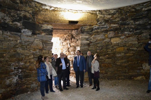 Εντυπωσιασμένος από τα αρχαιολογικά  μνημεία των Αχαρνών ο Υπουργός Πολιτισμού