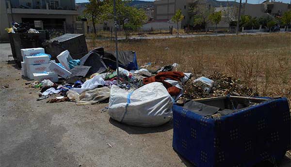 Οργή κατοίκων στη Δυναστείας Παλαιολόγων που ζουν στα σκουπίδια. Επιστολή διαμαρτυρίας στο δήμαρχο και εικόνες του δρόμου έξω από το σπίτι του Καμπόλη