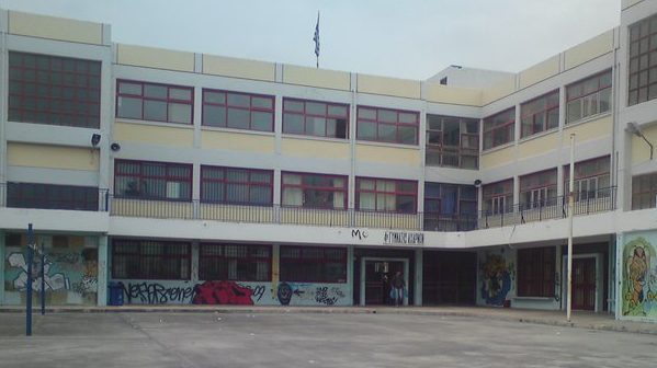 Δικογραφία σε βάρος των 4 ανηλίκων που εισέβαλαν σε γυμνάσιο του Μενιδίου με ρόπαλα