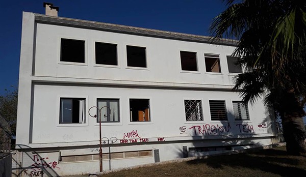 Αφέθηκε να ρημάξει το (δωρεάν) κτίριο που φιλοξενούσε τους παιδικούς σταθμούς για να ενοικιαστεί άλλο στα Άνω Λιόσια
