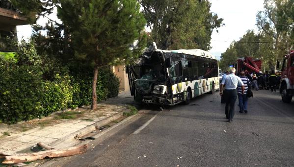 Σφοδρή σύγκρουση λεωφορείου με ΙΧ στην Λ. Πάρνηθος (εικόνες)