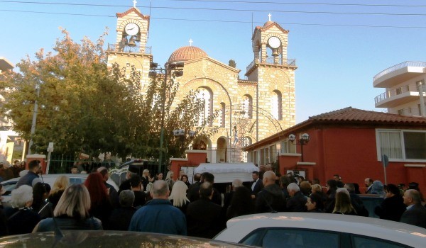 Συγκίνηση και βουβός θρήνος στην κηδεία της Ελένης Σαχσανίδη