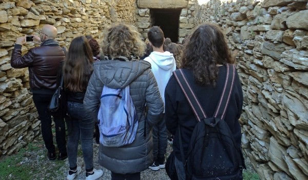 Γνωριμία με την αρχαία ιστορία των Αχαρνών και τον Μυκηναϊκό Θολωτό Τάφο για 60 μαθητές του 2ου γυμνασίου Αχαρνών