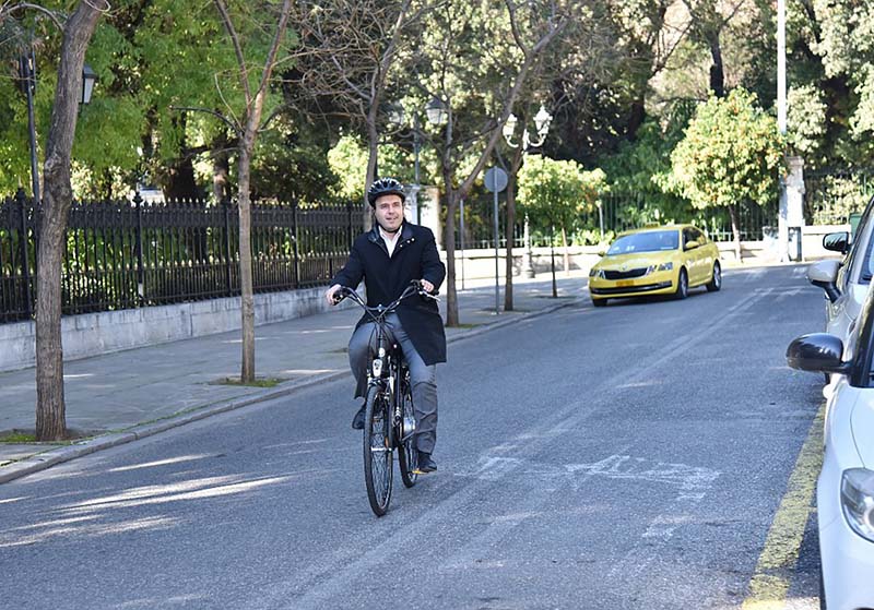Παράδειγμα προς μίμηση ο πρόεδρος της ΚΕΔΕ. Πήγε με ηλεκτρικό ποδήλατο στου Μαξίμου για τη συνάντηση με τον πρωθυπουργό