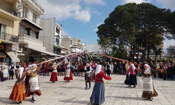 Με παραδοσιακούς χορούς, ντόντιλιες και αποκριάτικα δρώμενα γιόρτασαν οι Αχαρνές τις απόκριες. Συνεχίζονται οι εκδηλώσεις το τριήμερο της Καθαράς Δευτέρας