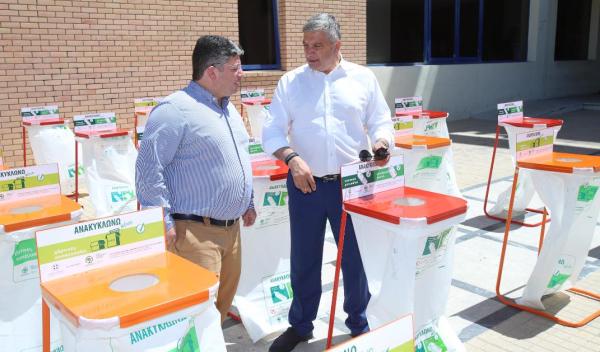 Κάδους εσωτερικής ανακύκλωσης παρέλαβε ο Σπ. Βρεττός από τον Γ. Πατούλη