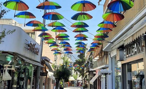 Γέμισε με αιωρούμενες πολύχρωμες ομπρέλες εμπορικός δρόμος των Αχαρνών. Αναμένονται κι άλλες δράσεις από τη ΔΗΚΕΑ