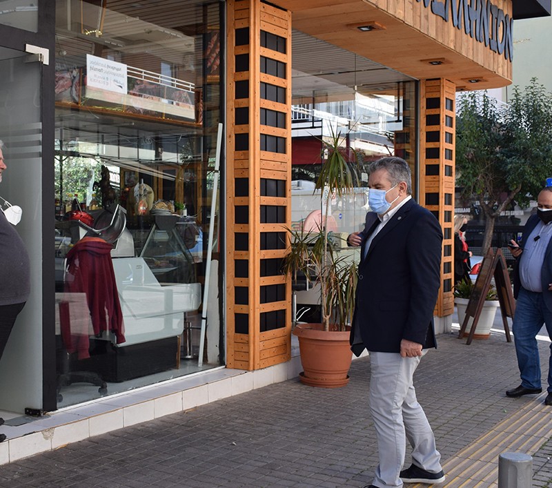 Επίσκεψη στα καταστήματα του εμπορικού κέντρου της πόλης πραγματοποίησαν ο δήμαρχος Νίκος Ζενέτος και αντιδήμαρχοι του Δήμου Ιλίου, με στόχο την ενημέρωση για την κατάσταση που επικρατεί στην αγορά, ύστερα από τo παρατεταμένo κλείσιμο λόγω των περιοριστικών μέτρων.