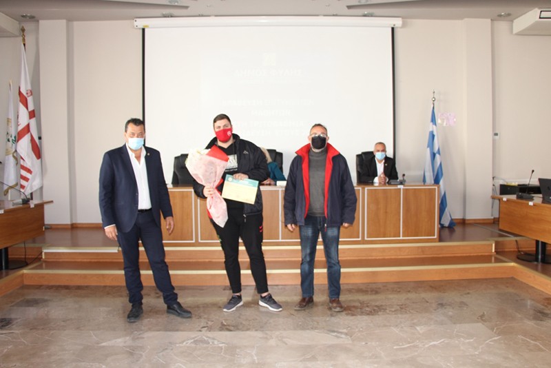 Συμβολική βράβευση από τον Δήμο Φυλής στους επιτυχόντες μαθητές στα ΑΕΙ. Στους λογαριασμούς τους από αύριο Παρασκευή τα 200€