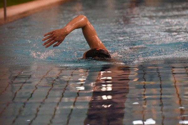 Σπύρος Χρυσικόπουλος: "συνέθλιψε" το ρεκόρ Γκίνες, συνεχίζοντας να κολυμπά 3 ημέρες μετά! Ο αθλητής-φαινόμενο από τον Δήμο Φυλής
