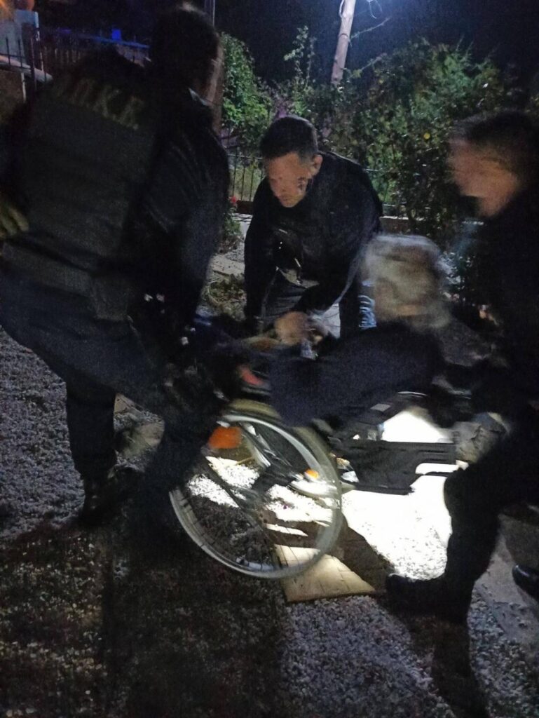 Πυρκαγιά Σχίνος: Αστυνομικές δυνάμεις από τη Δυτική Αττική συνέδραμαν στην εκκένωση των οικισμών. Ηλικιωμένο σε αμαξίδιο απεγλώβισε η ΟΠΚΕ