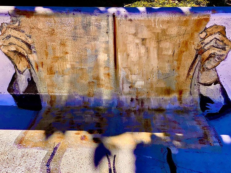 Σε έργα τέχνης μετατρέπει τα τσιμεντένια παγκάκια ο Δήμος Πετρούπολης