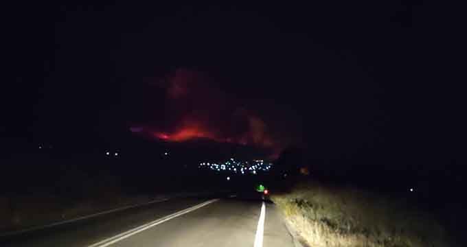 Αγώνας δρόμου από τους πυροσβέστες να τεθεί υπό έλεγχο η μεγάλη πυρκαγιά στο Σχίνο Λουτρακίου. Εκκενώθηκαν οικισμοί, παραμένει ο κίνδυνος