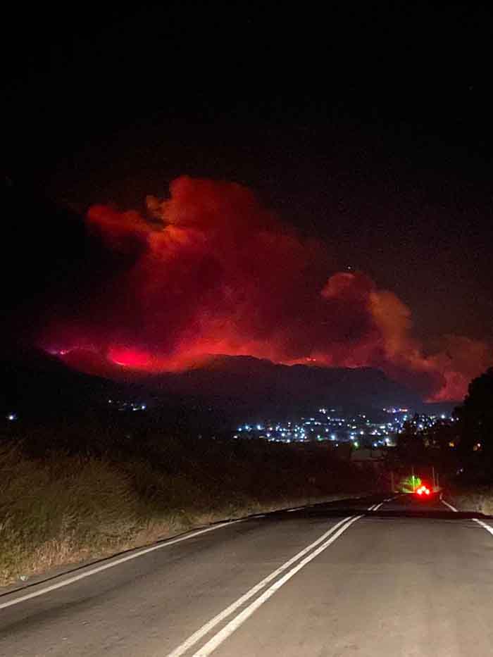 Αγώνας δρόμου από τους πυροσβέστες να τεθεί υπό έλεγχο η μεγάλη πυρκαγιά στο Σχίνο Λουτρακίου. Εκκενώθηκαν οικισμοί, παραμένει ο κίνδυνος