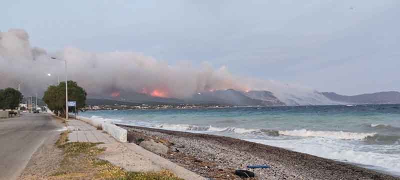 Αγώνας δρόμου από τους πυροσβέστες να τεθεί υπό έλεγχο η μεγάλη πυρκαγιά στο Σχίνο Λουτρακίου. Εκκενώθηκαν οικισμοί, παραμένει ο κίνδυνος