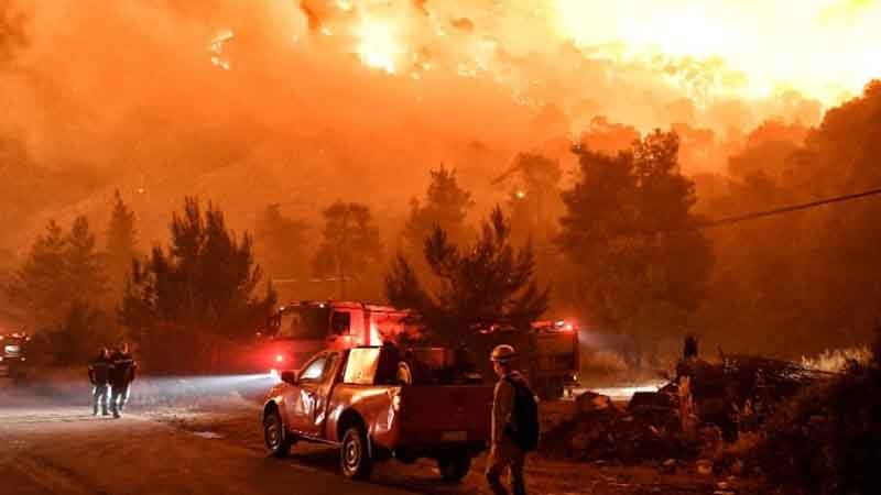 Αγώνας δρόμου από τους πυροσβέστες να τεθεί υπό έλεγχο η μεγάλη πυρκαγιά στο Σχίνο Λουτρακίου. Εκκενώθηκαν οικισμοί, παραμένει ο κίνδυνος
