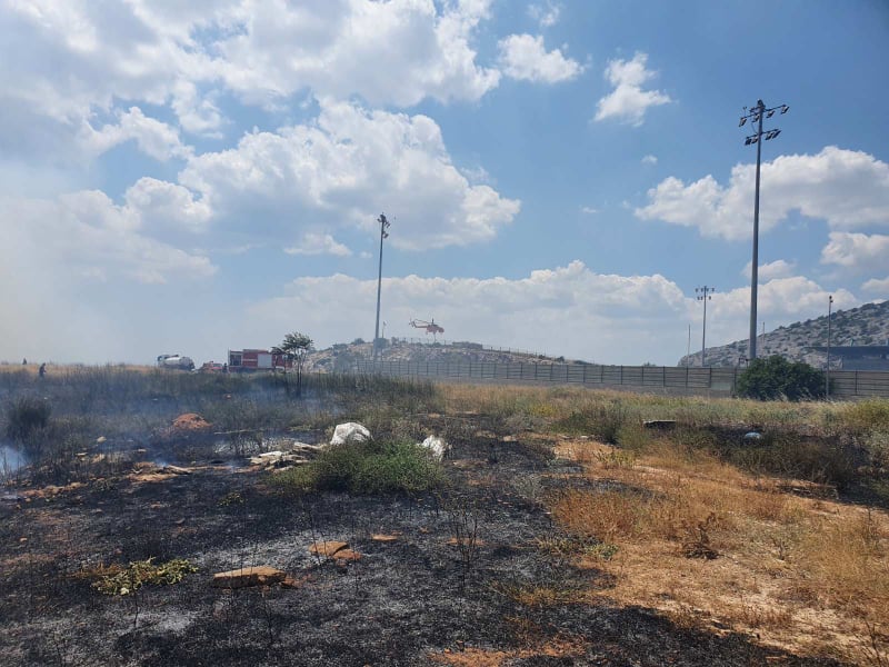 Υπό μερικό έλεγχο η φωτιά σε χαμηλή βλάστηση στο γήπεδο Θρασύβουλου στη Φυλή