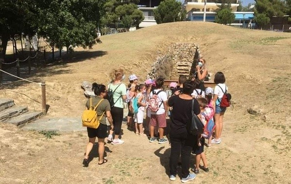 Στον Μυκηναϊκό Θολωτό Τάφο Αχαρνών ξεναγήθηκαν τα παιδιά του προγράμματος «Καλοκαίρι στην πόλη» της ΔΗΦΑ