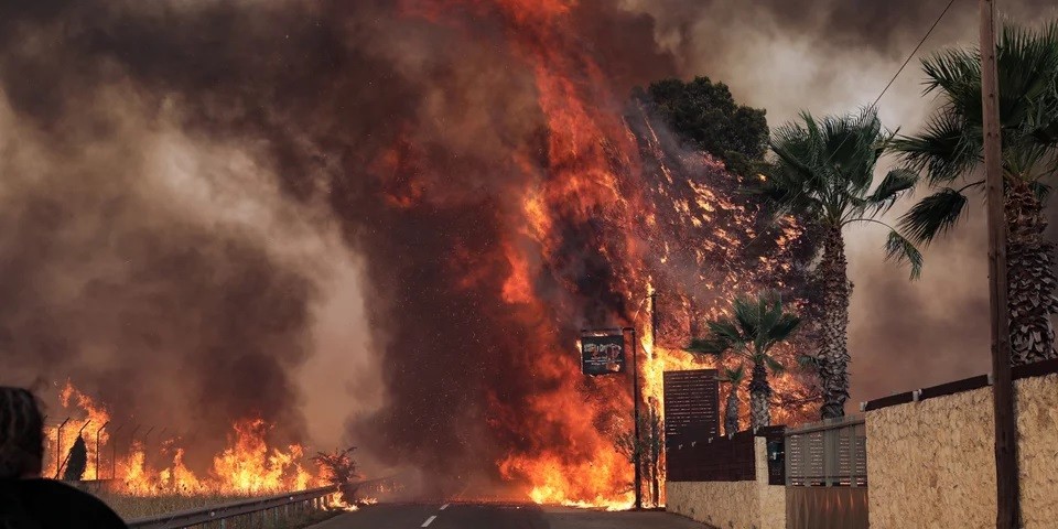 Μαίνεται η πυρκαγιά σε Βαρυμπόμπη. Σε Τατόι και Ολυμπιακό Χωριό οι φλόγες. Στο συντονιστικό της Πυροσβεστικής ο πρωθυπουργός
