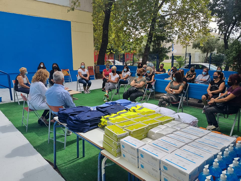 Νίκος Χατζητρακόσιας: Μοίρασε πλήρη ιματισμό και προσωπικό υγειονομικό υλικό στις καθαρίστριες Γυμνασίων και Λυκείων
