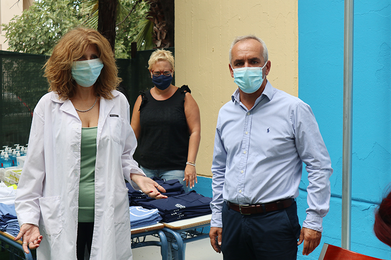 Νίκος Χατζητρακόσιας: Μοίρασε πλήρη ιματισμό και προσωπικό υγειονομικό υλικό στις καθαρίστριες Γυμνασίων και Λυκείων