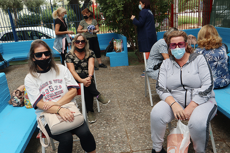Νίκος Χατζητρακόσιας: Μοίρασε πλήρη ιματισμό και προσωπικό υγειονομικό υλικό στις καθαρίστριες Γυμνασίων και Λυκείων