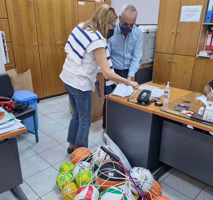 Νίκος Χατζητρακόσιας: Διένειμε αθλητικό υλικό στα Γυμνάσια και Λύκεια Δήμου Φυλής