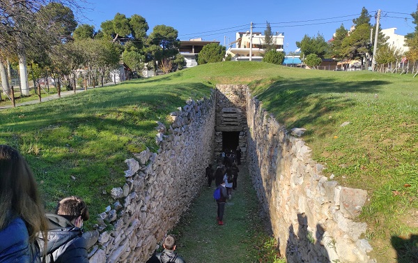Συνεχίζει το Τμήμα Αρχαιολογίας και Ιστορικής Έρευνας του Δήμου Αχαρνών τις ξεναγήσεις στον Μυκηναϊκό Θολωτό Τάφο
