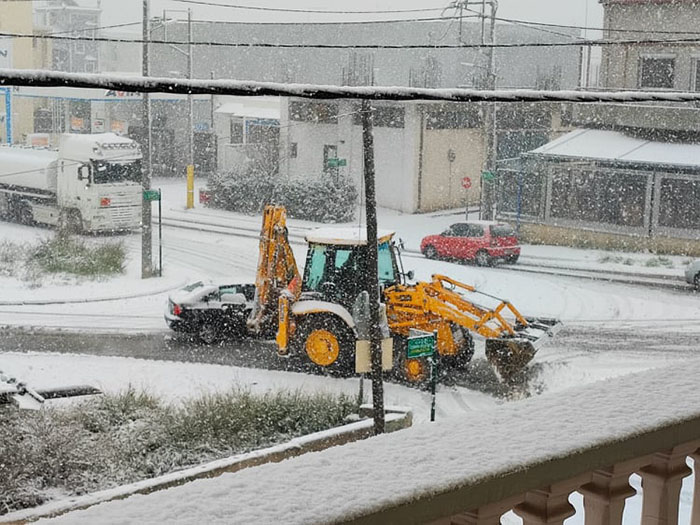 Σφοδρή χιονόπτωση στον Δήμο Φυλής. Στους δρόμους τα εκχιονιστικά μηχανήματα