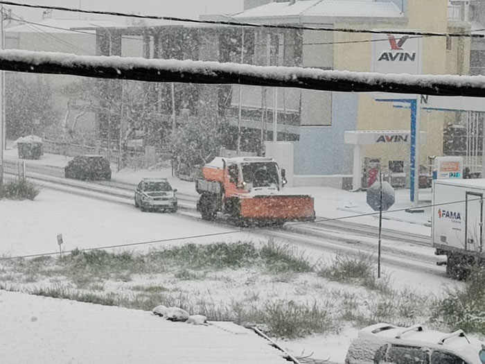 Σφοδρή χιονόπτωση στον Δήμο Φυλής. Στους δρόμους τα εκχιονιστικά μηχανήματα