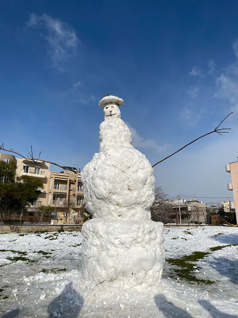 Στις Αχαρνές ο μεγαλύτερος χιονάνθρωπος στην Ελλάδα, ύψους πάνω από 4,5 μέτρα!