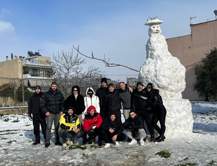 Στις Αχαρνές ο μεγαλύτερος χιονάνθρωπος στην Ελλάδα, ύψους πάνω από 4,5 μέτρα!
