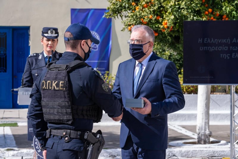 ΟΠΚΕ Δυτικής Αττικής: Βραβεύθηκε ο αστυνομικός που μετέφερε στην πλάτη του το κοριτσάκι μέσα στα χιόνια