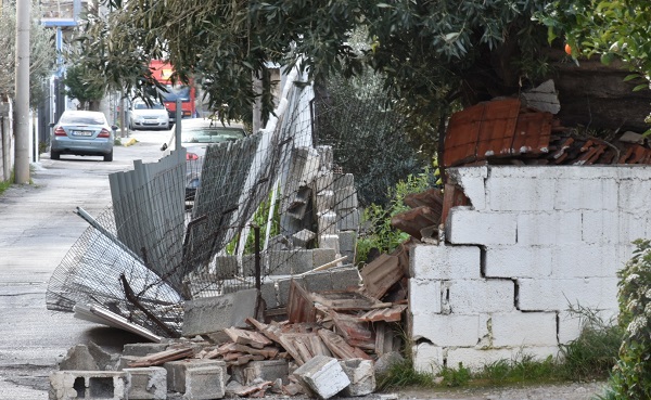 Κατέρρευσε μάντρα από τον δυνατό αέρα στις Αχαρνές