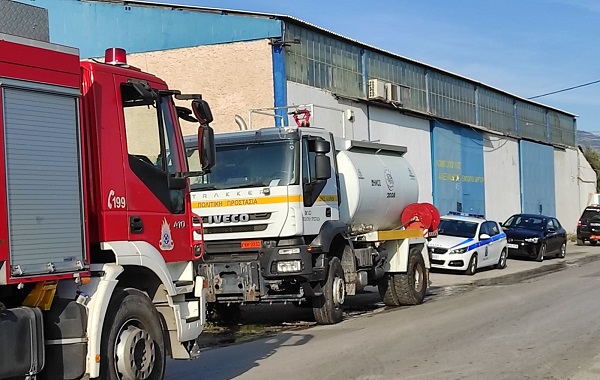 Αχαρνές: Υπό έλεγχο η πυρκαγιά στην οδό Σπ. Βρεττού(video)