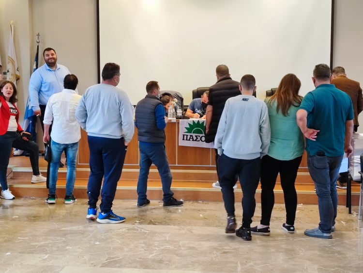 Κάτι από τις καλές μέρες του ΠΑΣΟΚ θύμιζε η προσέλευση στις κάλπες στο Δημαρχείο Άνω Λιοσίων