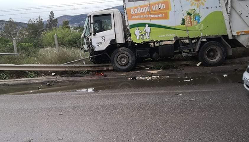 Τροχαίο ατύχημα με απορριμματοφόρο του Δήμου Ιλίου σε παράδρομο στη Ζωφριά